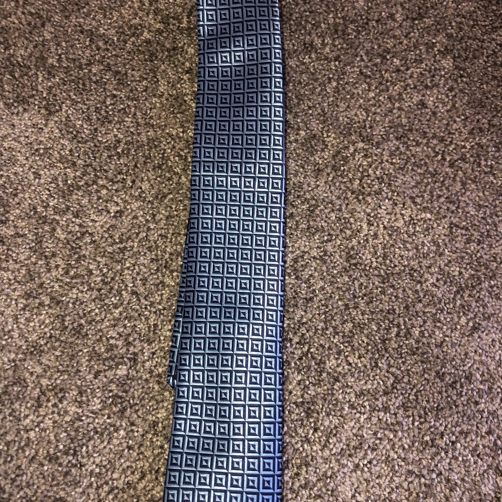 Blue skinny tie.